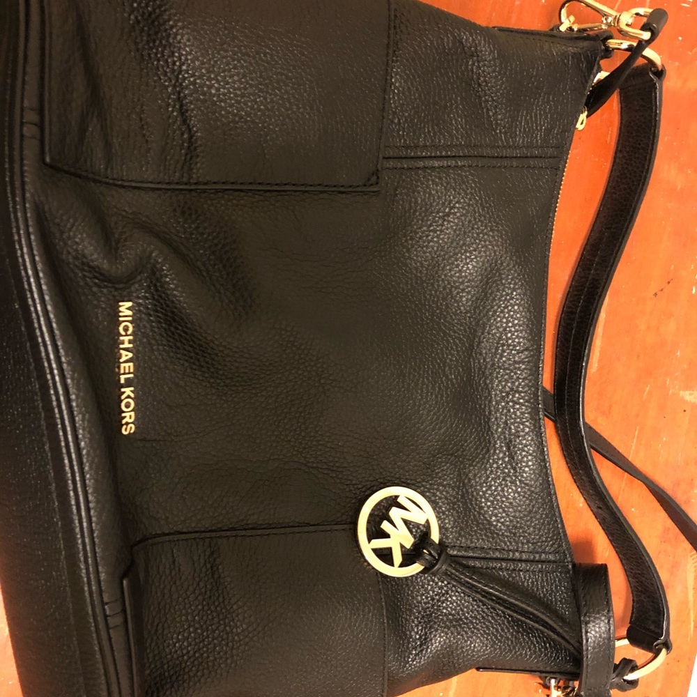 Michael kors pocket book